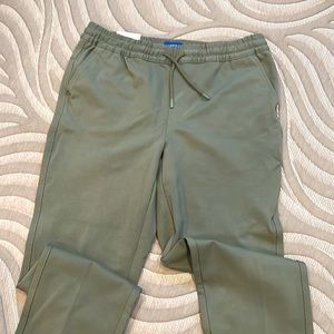 Men’s Apt 9 brand new with tags, slim fit Size Medium